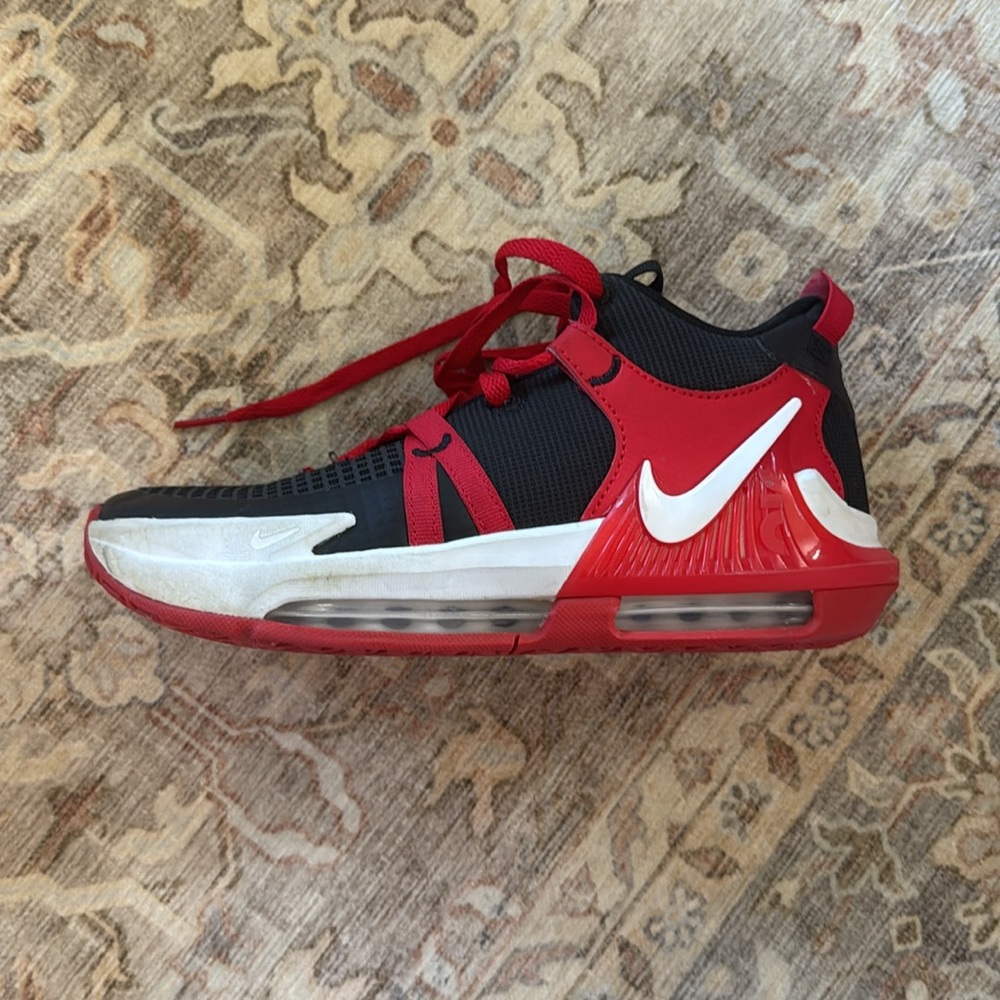 Excellent used 5.5 boys LeBron Witness 7 basketball shoes.